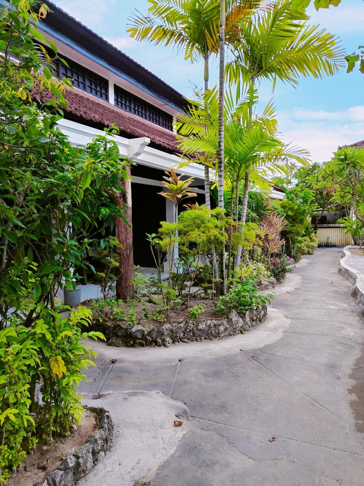 Berlian Inn Kuta Beach Exterior foto